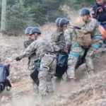 Dağlık alandaki cenazeyi 700 metreden komandolar indirdi