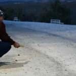 Manisa'da restoran sahibi, kapıya gelen tilkileri elleriyle besliyor