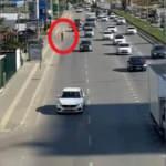 Vızır vızır ge&ccedil;en ara&ccedil;ların arasında canını hi&ccedil;e saydı