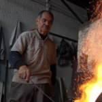 75 yaşındaki usta ekmeğini demire çekiçle vurarak kazanıyor   