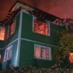 Kastamonu’da üç katlı ahşap ev alevlere teslim oldu