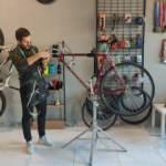 29 yaşındaki genç mühendisliği bıraktı, bisiklet tamircisi oldu