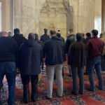 Camilerde normal saf düzeninde namaz kılınmaya başlandı