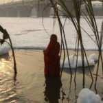 Hindistan'da Yamuna Nehri zehirli köpükle kaplandı