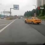 Kadık&ouml;y'de arabada 'canlı yayın' kazası kamerada