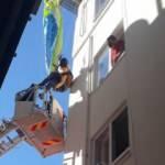 Rus turist paraş&uuml;tle &ccedil;atıda asılı kaldı