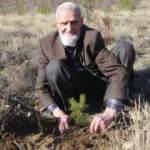 Erzincan'da 81'lik çınar fidan dikerek doğaya can veriyor