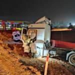 Çekicinin çarptığı minibüs şarampole yuvarlandı: 14 yaralı