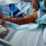 Maket sanıp yanına gitti: Dev timsaha kolunu kaptırdı