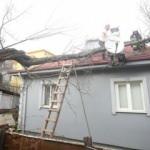 Düzce'de kuvvetli rüzgar dolayısıyla müstakil evin çatısına ağaç devrildi