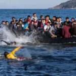 İzmir açıklarında yardım isteyen 79 düzensiz göçmene son anda müdahale