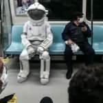 İstanbul metrolarında şaşkına çeviren astronot