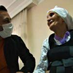 Ölümden dönen yaşlı kadın, kendini kurtaran muhabiri evinde ağırladı   