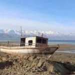 Van Gölü'nden kaldırılan batık teknenin yerine yenisi konuldu