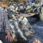 Yolu 4 kilometre kısaltmak için yaptığı köprü canından etti