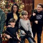 ABD'li Cumhuriyetçi vekil çocuklarıyla silahlı Noel fotoğrafı paylaştı