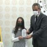 Bakan Özer'den dereceye giren öğrencilere hediye