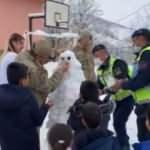 Jandarma, öğrencilerle kardan adam yapıp kartopu oynadı