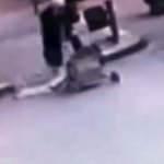 Kaldırımda bebeğiyle y&uuml;r&uuml;yen anne dehşeti yaşadı