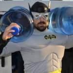 Aksaray’da ilginç yöntem! Su satışlarını arttırmak için “Batman” kılığına girdi