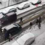 Başkent&rsquo;te kar s&uuml;r&uuml;c&uuml;lere zor anlar yaşattı