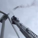 Rüzgar enerji santraline yıldırım düştü, pervanesi alev aldı