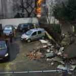Şiddetli yağış sonrası istinat duvarı çöktü: 4 araç zarar gördü
