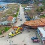 Devasa tekneyi karadan y&uuml;r&uuml;t&uuml;p sahile b&ouml;yle taşıdılar