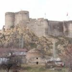 Erzurum'un Oltu kalesi yıkılma tehlikesiyle karşı karşıya! Dev yarıklar oluştu