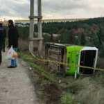 Kocaeli'de halk otob&uuml;s&uuml; devrildi: Yaralılar var