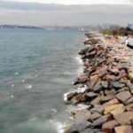 İSKİ tesisinden bırakılan su Kadıköy'de denizin rengini değiştirdi