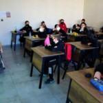 Samsun'da fedakar öğretmen öğrencileri için tekerlekli sandalyeyle ders işliyor