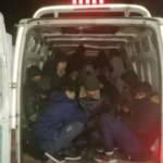 'Dur' ihtarına uymadı, minibüsünden 37 kaçak göçmen çıktı 
