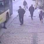 İETT şof&ouml;r&uuml;n&uuml;n dikkatsizliği az daha faciaya neden oluyordu: Yaşlı kadın &ouml;l&uuml;mden d&ouml;nd&uuml;!