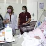 Bakan Zehra Z&uuml;mr&uuml;t Sel&ccedil;uk yeni yılın 'ilk bebeklerini' ziyaret etti