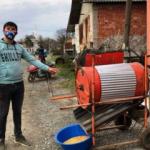 Sakaryalı çiftçi annesinin istediği 5 bin liralık makineyi alamayınca 100 liraya kendisi yaptı