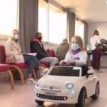 Fransa'da doktorlar Kovid-19 aşısından korkan çocukları akülü arabayla ikna etti