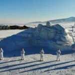 Kahraman şehitler için 200 kamyon karla yapılan heykeller büyülüyor