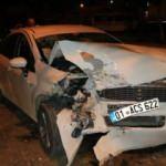 Adana'da otomobil refüjdeki ağaca çarptı: 3 yaralı