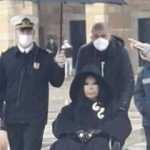 Anıtkabir'de B&uuml;lent Ersoy'a şemsiye tutan subay g&ouml;revden alındı