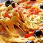 Bazlama ekmeğiyle pizza nasıl yapılır? Bazlama ekmeği ile pizza tarifi (5 dakikada)