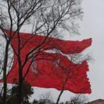 Çamlıca'daki dev Türk bayrağı şiddetli fırtına nedeniyle yırtıldı