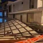 İzmir'de fırtına: Uçan çatı elektrik tellerini kopardı
