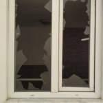 Kirasını arttıran ev sahibine sinirlenip, satırla apartmanda dehşet yaşattı