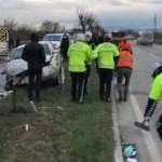 Kontrolden çıkan minibüs polis aracı ile otomobile çarptı: 1'i polis 2 yaralı