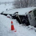 Konya'da buzlanan yolda yolcu minibüsü devrildi: Çok sayıda yaralı var!