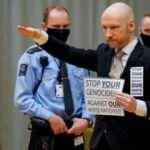 77 kişiyi katleden Breivik’ten mahkemede Nazi selamı