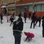 Diyarbakır'da polis ve çocuklar kar topu oynadı