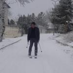 Erzurum'da okul yolunu 'kayak pistine' çeviren öğretmen, kayarak okula gidiyor