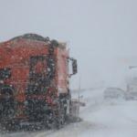 İzmir&rsquo;de ulaşıma kar engeli: Onlarca vatandaş mahsur kaldı